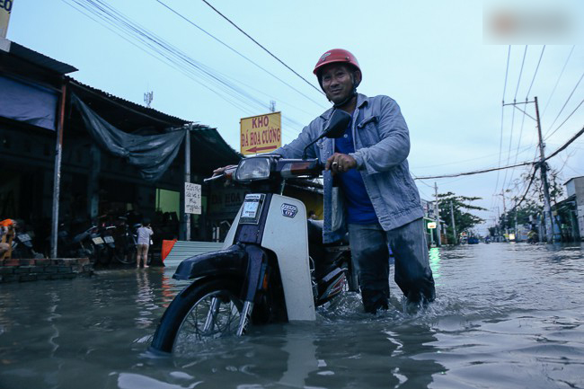 Triều cường đạt đỉnh ở Sài Gòn, trẻ em thích thú bơi lội khi đường biến thành sông